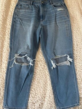 American Eagle Outfitters Light Blue Ripped Boyfriend Jeans- NEVER WORN